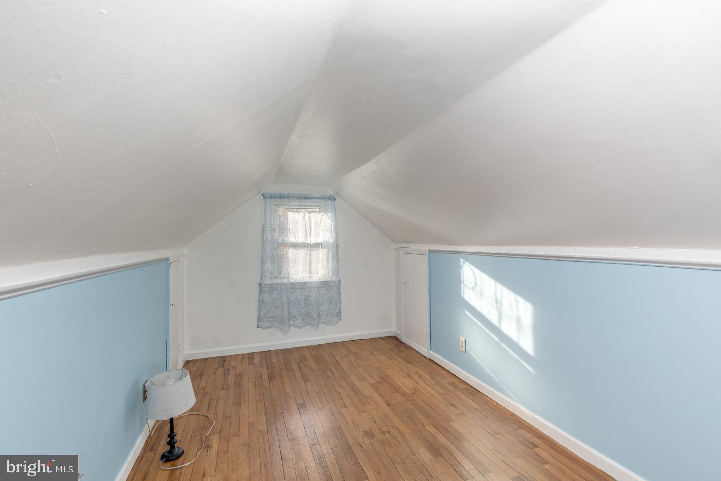 162 Oxford Road Cinnaminson, NJ 08077 - Photo 21 of 26 an empty room with windows