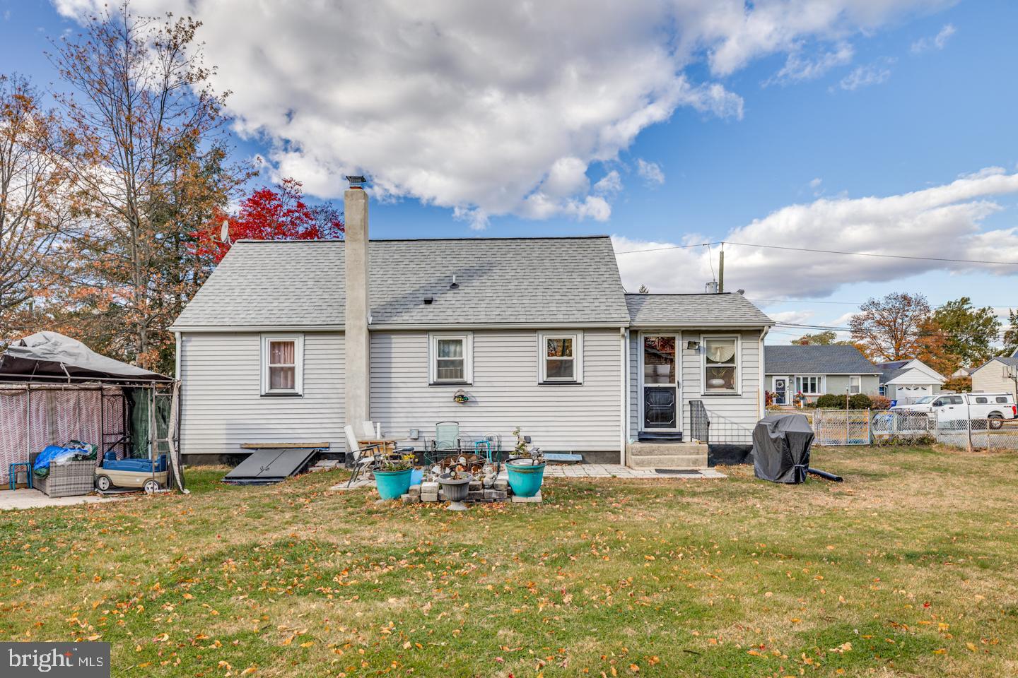 162 Oxford Road Cinnaminson, NJ 08077 - Photo 25 of 26 a backyard of a house with table and chairs and potted plants