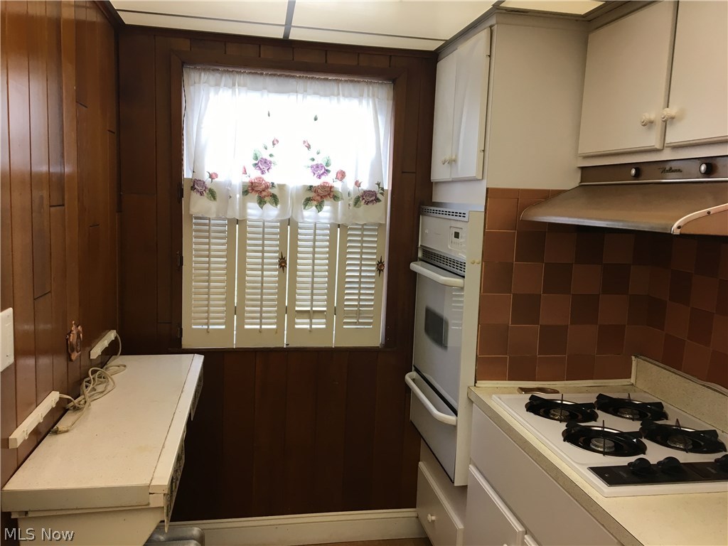 14200 Becket Road Cleveland, OH 44120 - Photo 5 of 10 SIDE VIEW OF KITCHEN