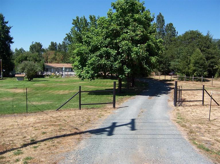 2784 Merlin Road Grants Pass, OR 97526 - Photo 12 of 31 Gated Entry