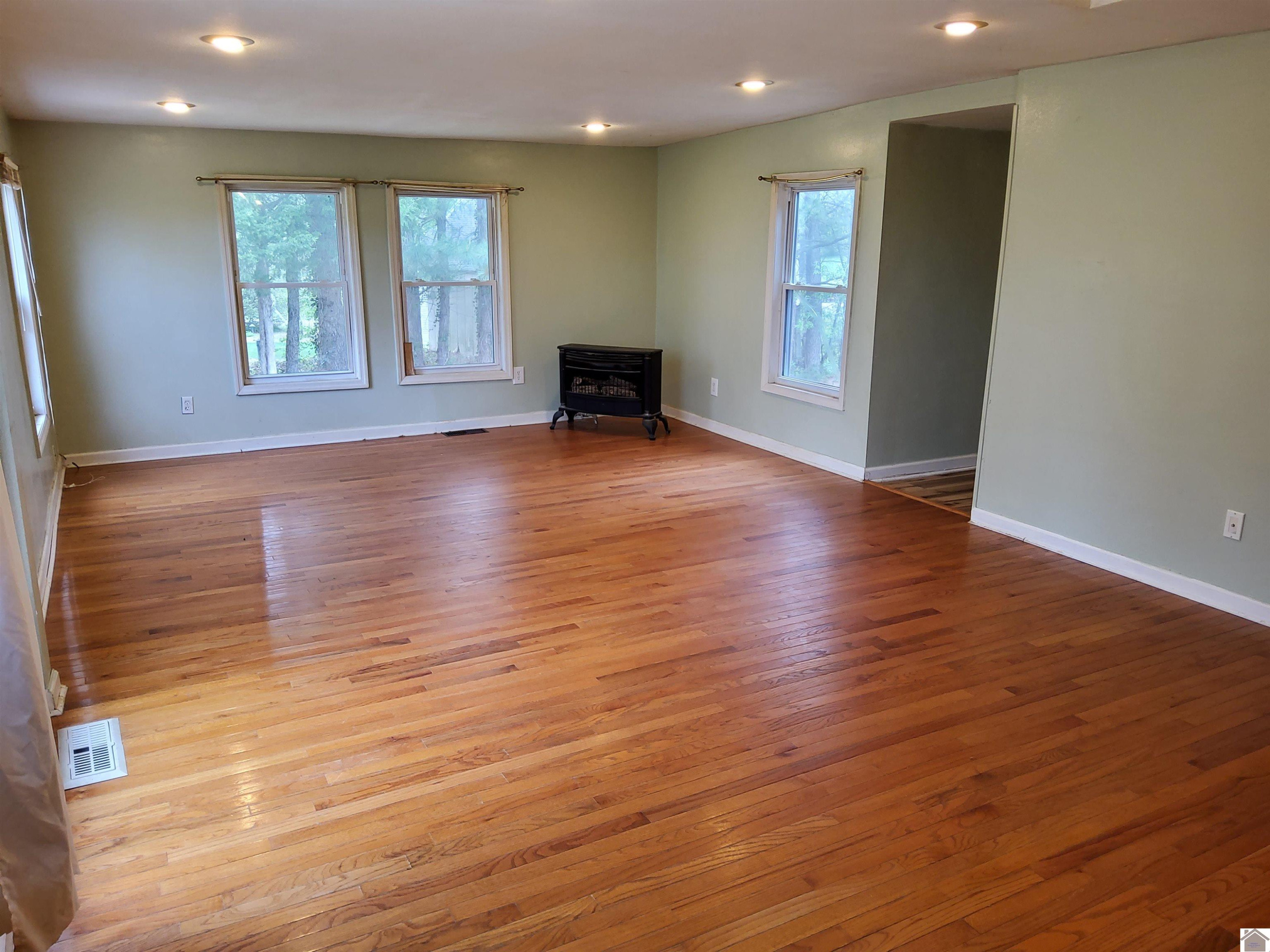 688 Ridge Road Gilbertsville, KY 42044 - Photo 9 of 25 Living Room