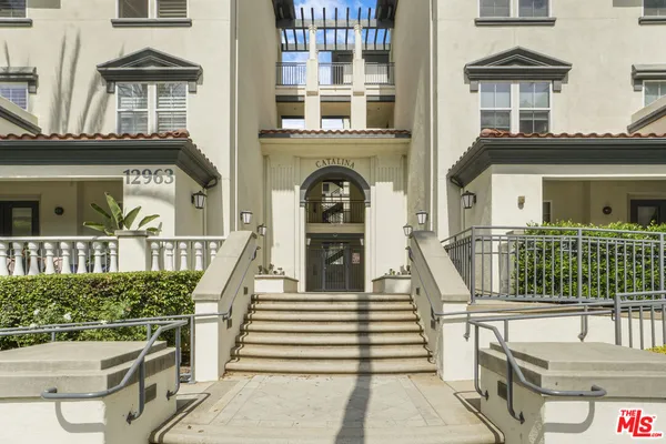 a view of entryway with a front door