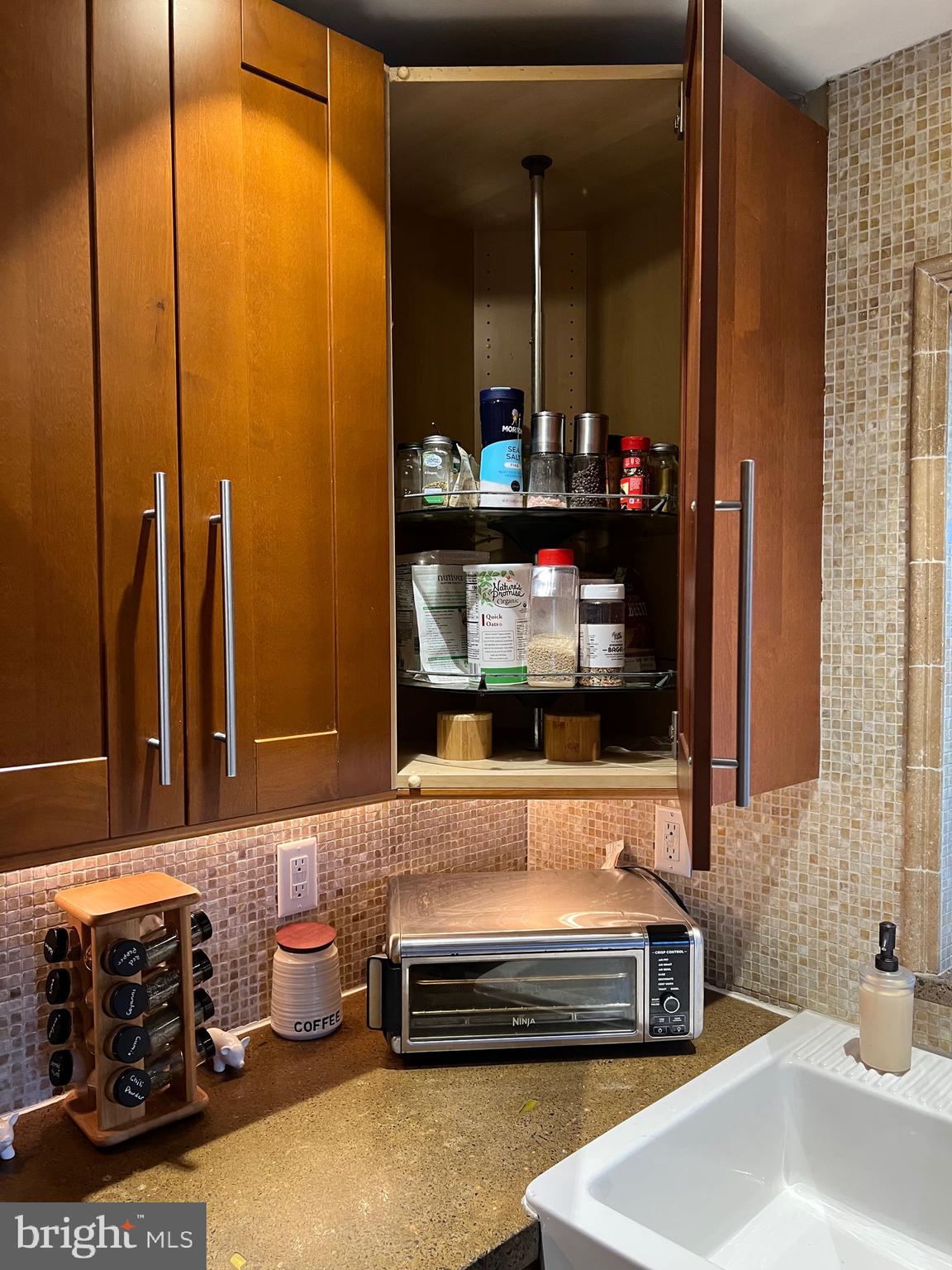 507 Summit Avenue Reading, PA 19607 - Photo 31 of 50 Lazy Susan in Upper Cabinet
