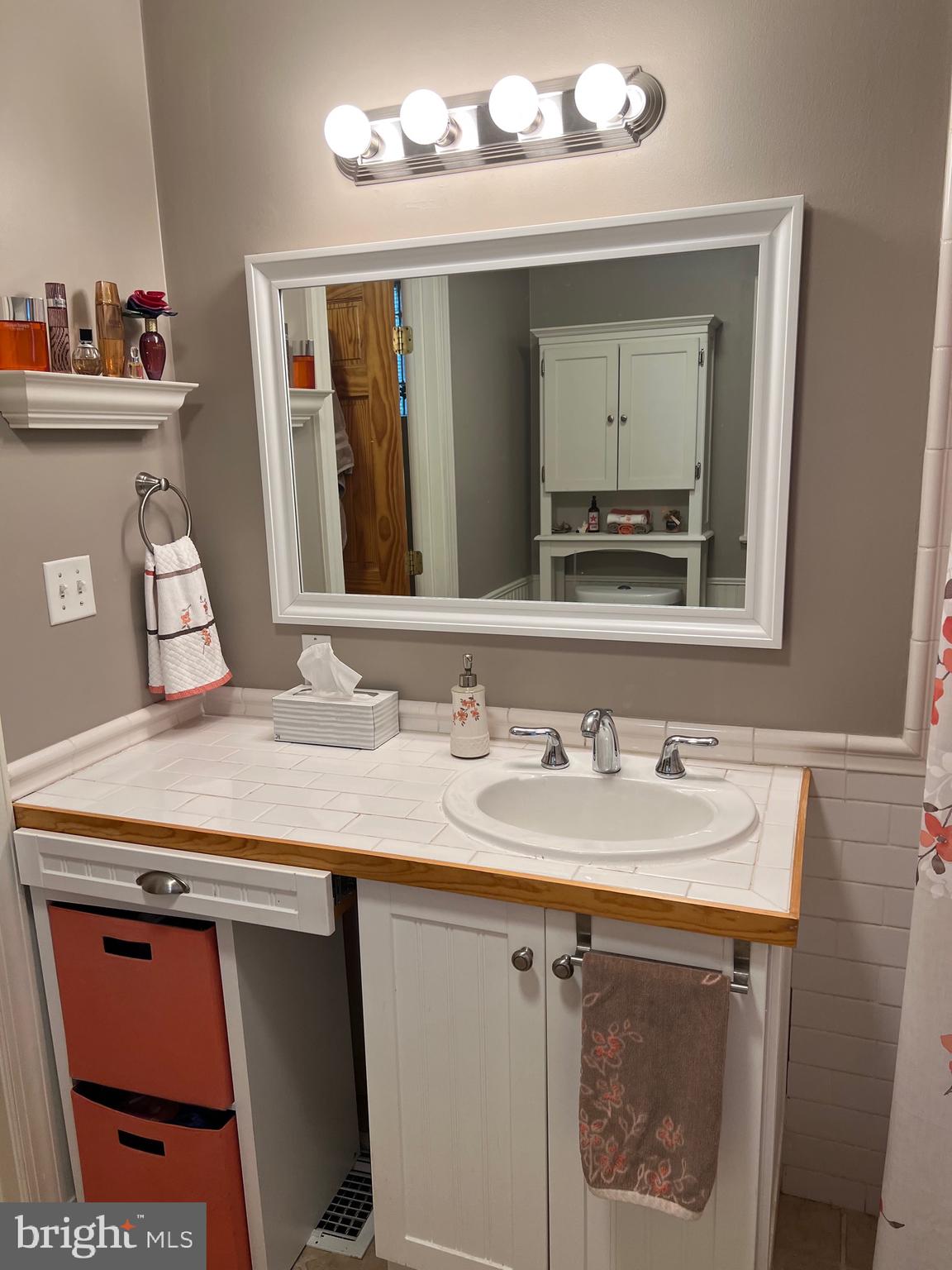 507 Summit Avenue Reading, PA 19607 - Photo 49 of 50 Main Floor Vanity
