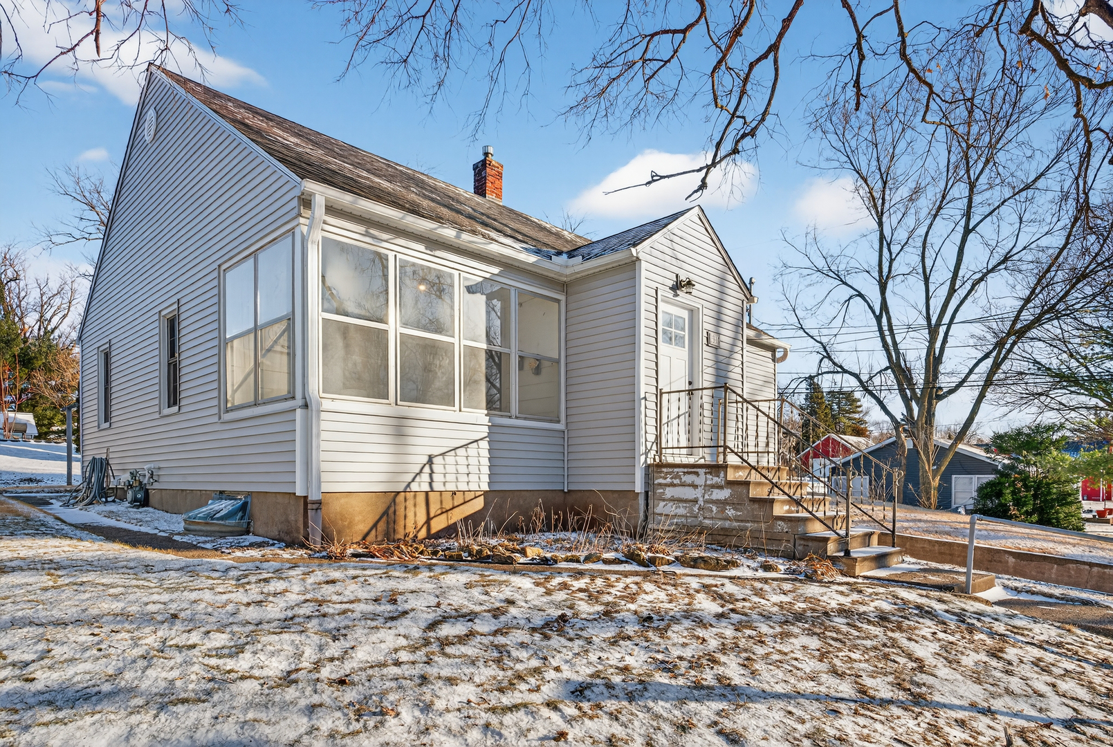 1336 Florence Avenue Clinton, IA 52732 - Photo 3 of 17 a front view of a house
