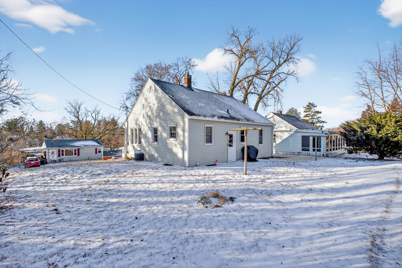 1336 Florence Avenue Clinton, IA 52732 - Photo 5 of 17 a house that has a tree in front of it