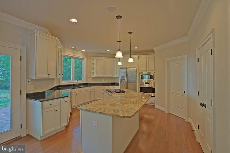 513 Kingsley Road Southwest Vienna, VA 22180 - Photo 3 of 8 Interior (General)