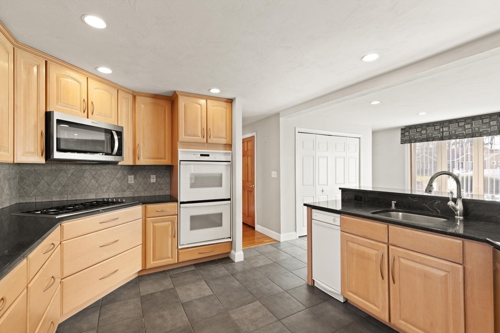 102 Chisholm Road Stoughton, MA 02072 - Photo 3 of 35