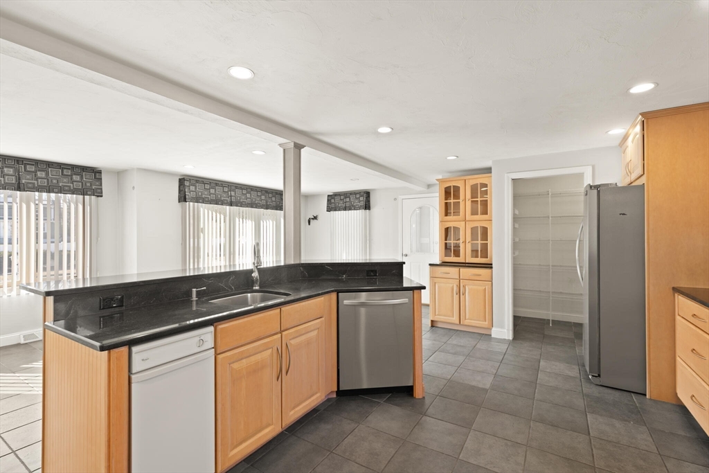 102 Chisholm Road Stoughton, MA 02072 - Photo 6 of 35