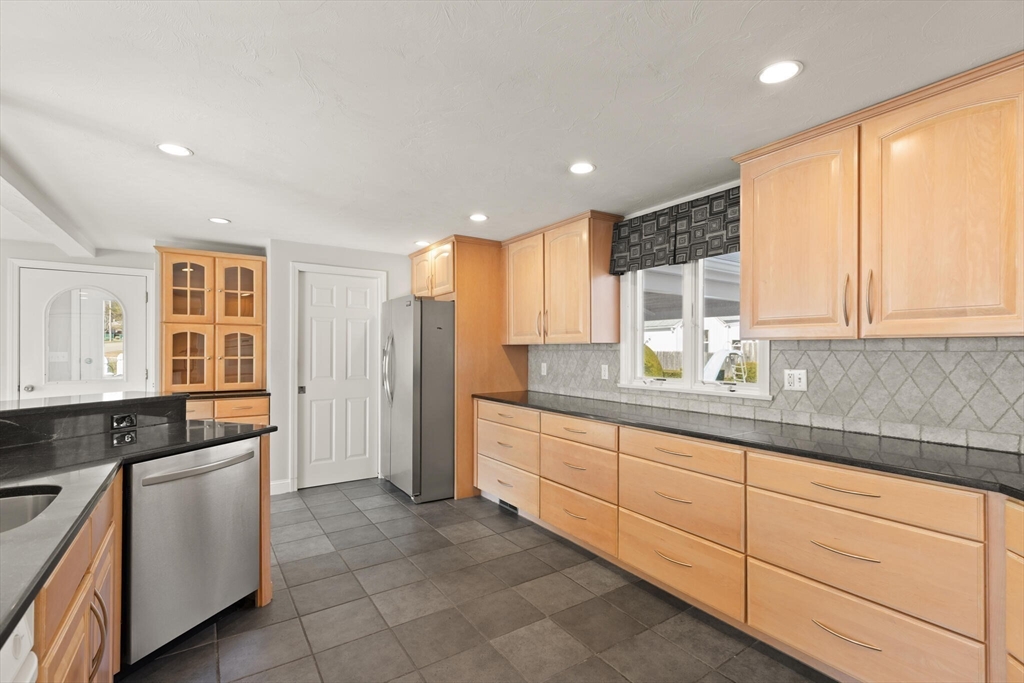 102 Chisholm Road Stoughton, MA 02072 - Photo 8 of 35