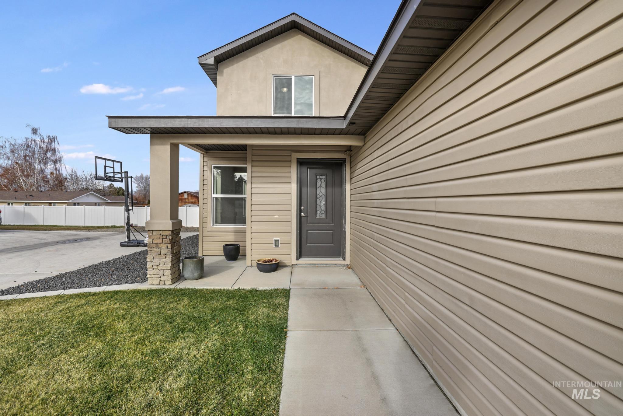 812 Jack Avenue Jerome, ID 83338 - Photo 3 of 38 Entrance to property featuring covered porch and stucco siding