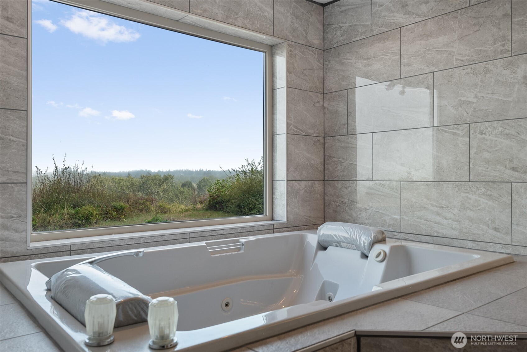 860 Hunt Road Port Angeles, WA 98363 - Photo 27 of 40 a view of a bathtub in a bathroom