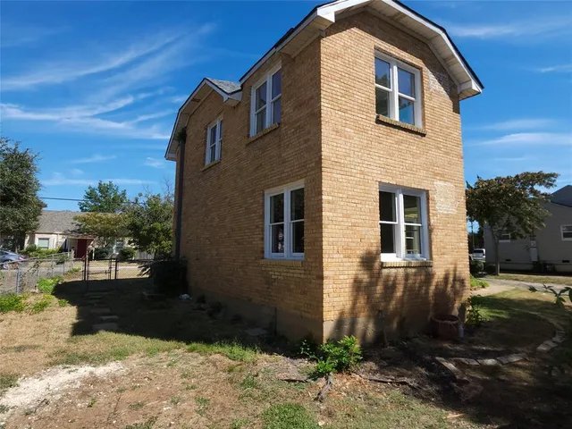 a view of backyard of the house
