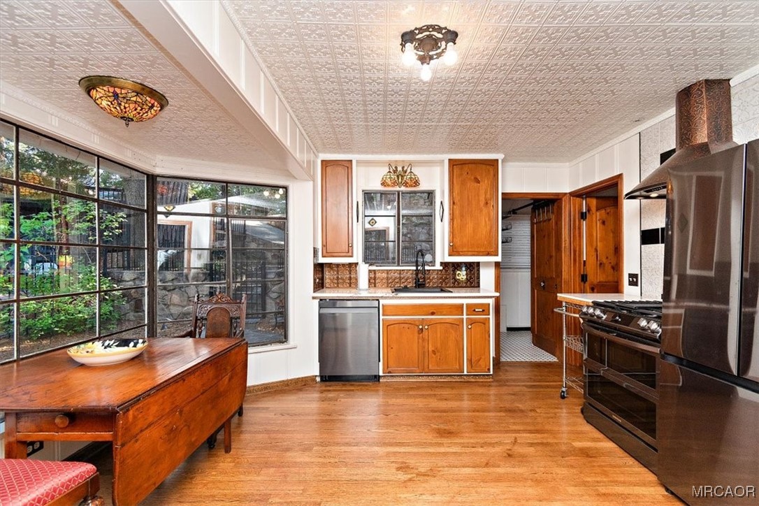 329 Summit Road Lake Arrowhead, CA 92352 - Photo 17 of 50 a large kitchen with stainless steel appliances granite countertop a stove and cabinets