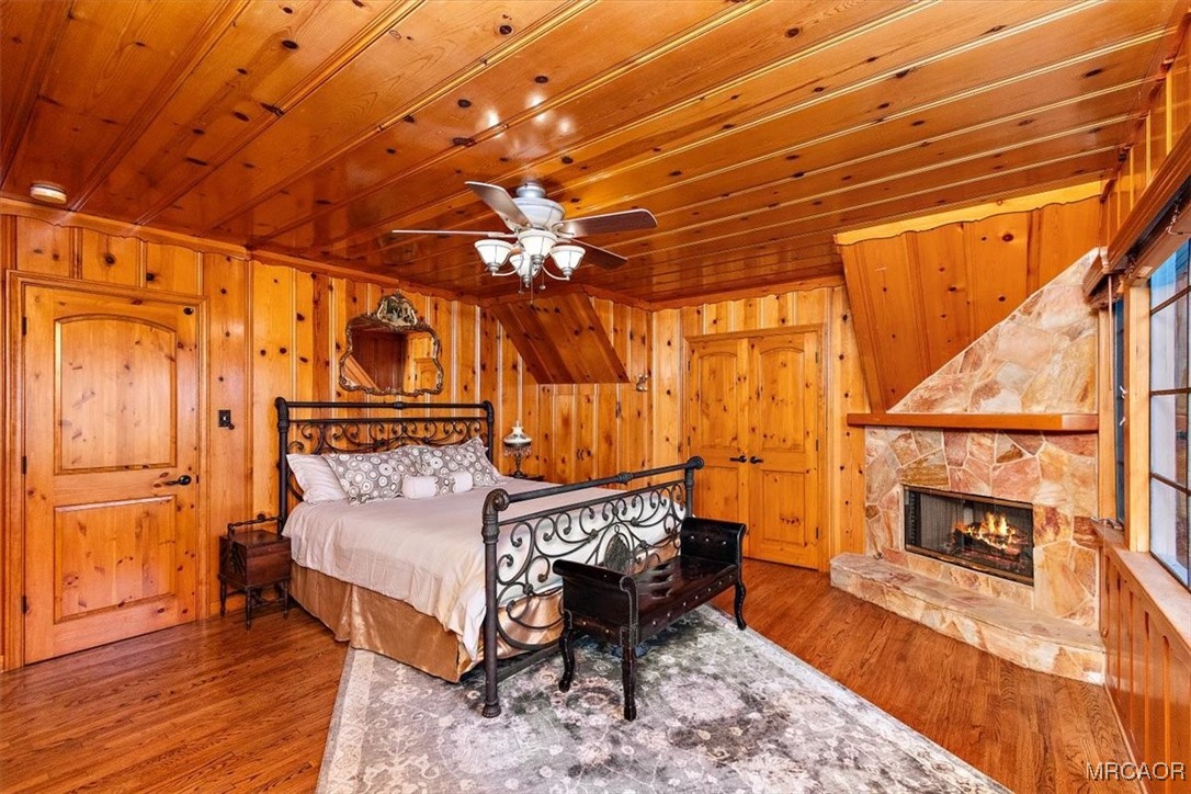 329 Summit Road Lake Arrowhead, CA 92352 - Photo 24 of 50 a bedroom with a bed a table and chair