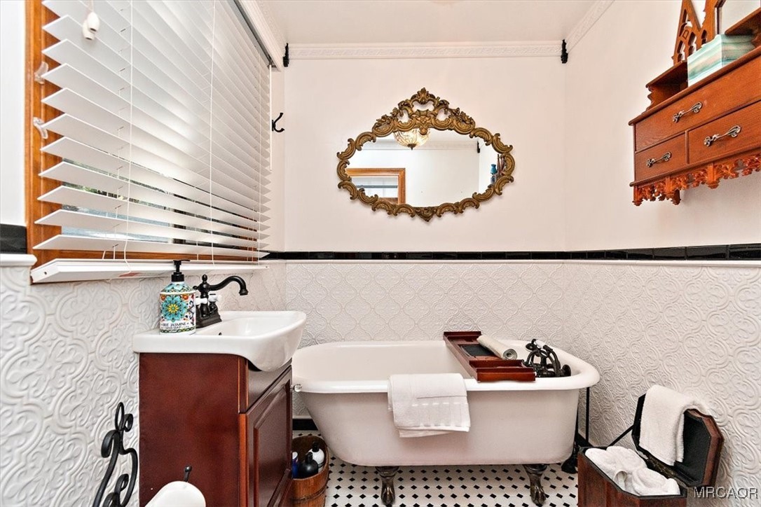 329 Summit Road Lake Arrowhead, CA 92352 - Photo 28 of 50 a bathroom with a sink a mirror and a toilet