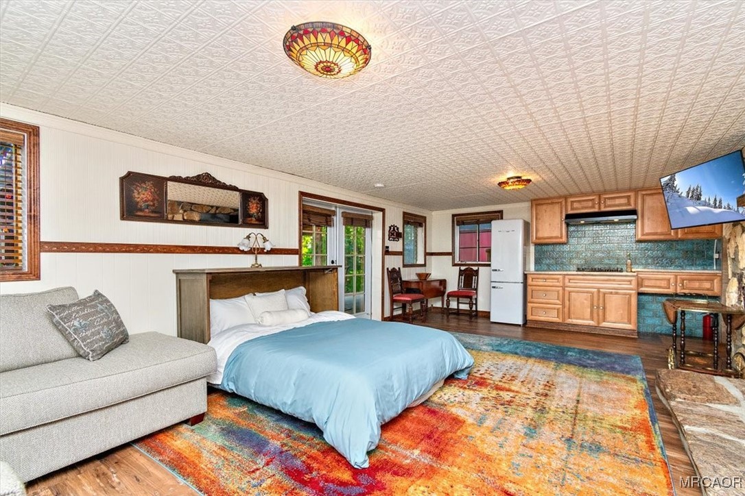 329 Summit Road Lake Arrowhead, CA 92352 - Photo 35 of 50 a living room with furniture and kitchen view