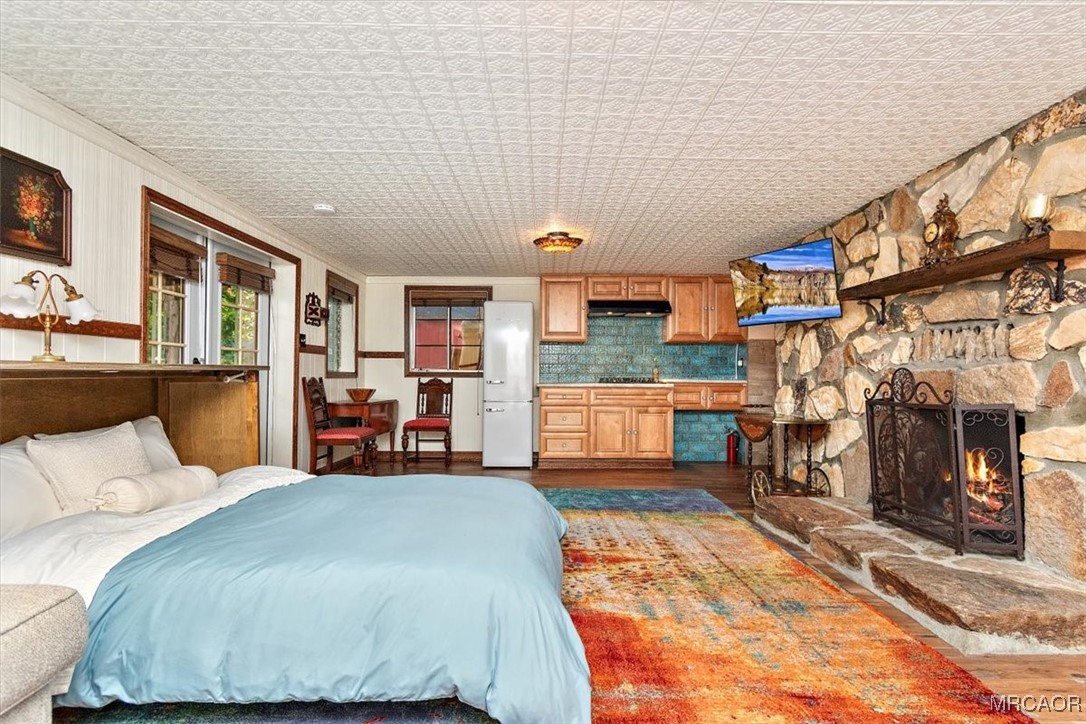 329 Summit Road Lake Arrowhead, CA 92352 - Photo 37 of 50 a bed room with a bed and a tv