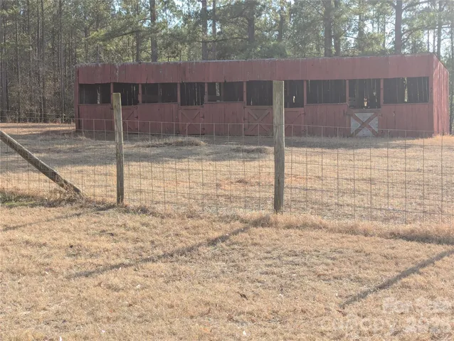 a view of a back yard