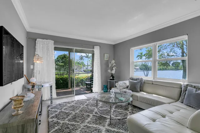 $189,900 | 960 Crystal Lake Drive, Unit 115, Deerfield Beach, FL 33064