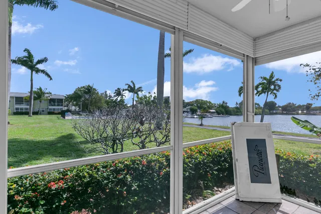 $189,900 | 960 Crystal Lake Drive, Unit 115, Deerfield Beach, FL 33064