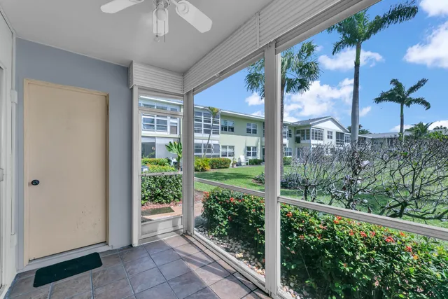 $189,900 | 960 Crystal Lake Drive, Unit 115, Deerfield Beach, FL 33064