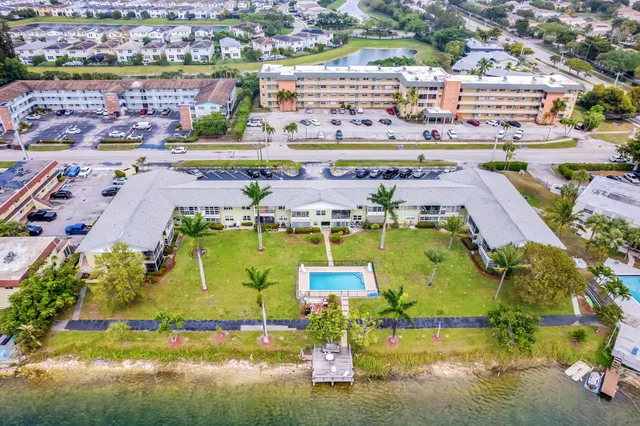 $189,900 | 960 Crystal Lake Drive, Unit 115, Deerfield Beach, FL 33064