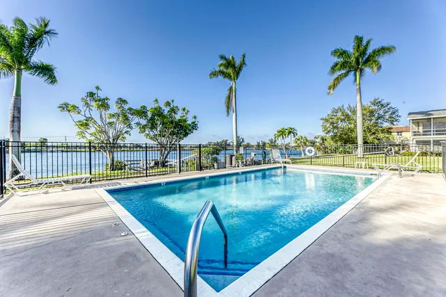 $189,900 | 960 Crystal Lake Drive, Unit 115, Deerfield Beach, FL 33064