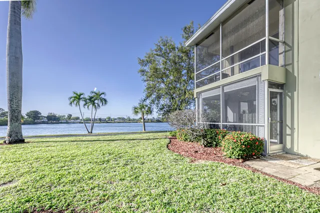 $189,900 | 960 Crystal Lake Drive, Unit 115, Deerfield Beach, FL 33064