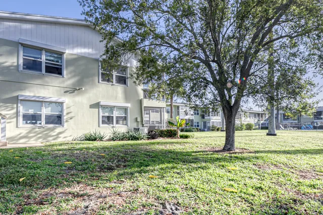 $189,900 | 960 Crystal Lake Drive, Unit 115, Deerfield Beach, FL 33064