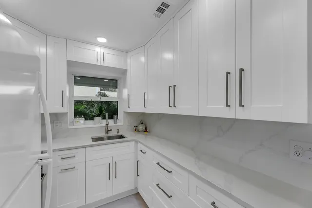 $189,900 | 960 Crystal Lake Drive, Unit 115, Deerfield Beach, FL 33064