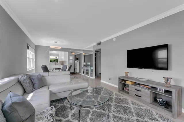 $189,900 | 960 Crystal Lake Drive, Unit 115, Deerfield Beach, FL 33064