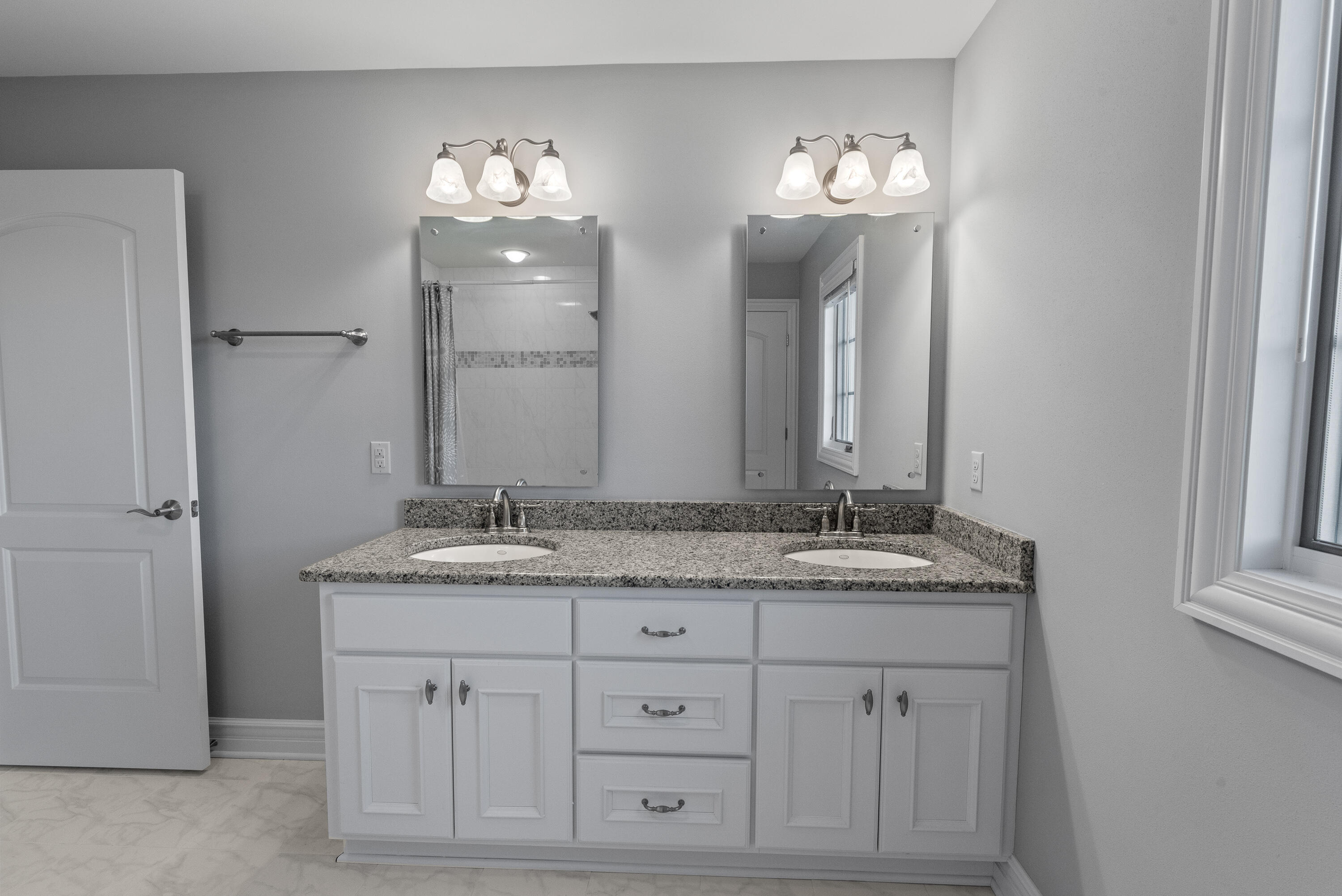 142 Preserve Court Grafton, WI 53024 - Photo 22 of 34 Jack -n-jill bath