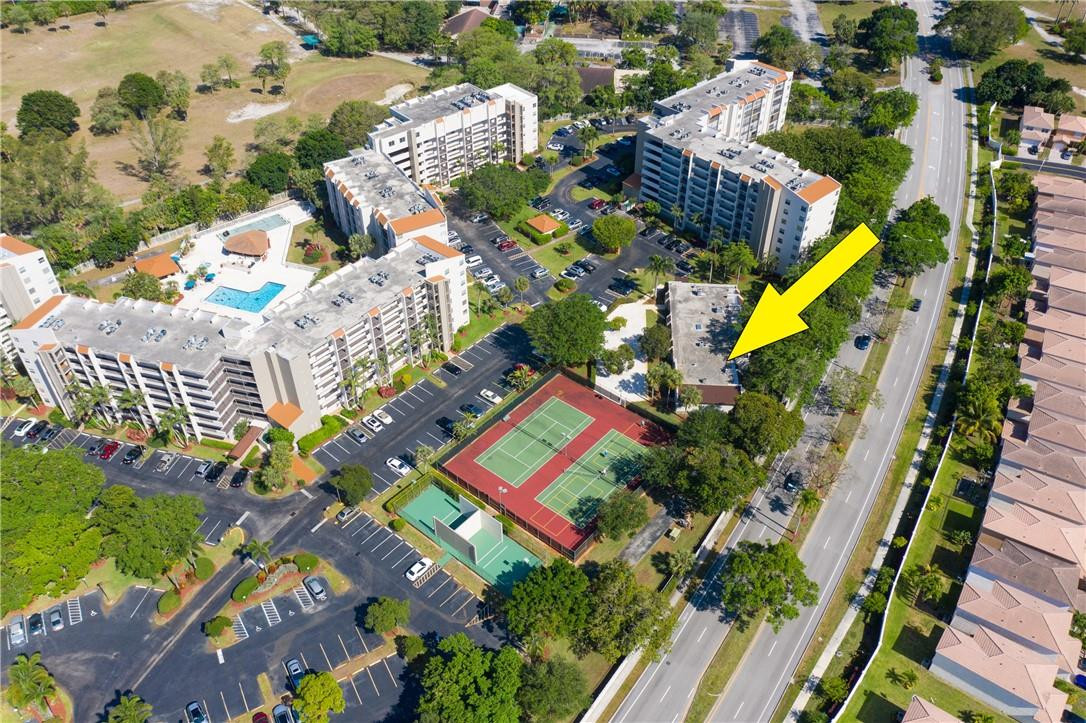 3900 Inverrary Boulevard, Unit E2 Lauderhill, FL 33319 - Photo 42 of 45 an aerial view of a house a yard and outdoor seating