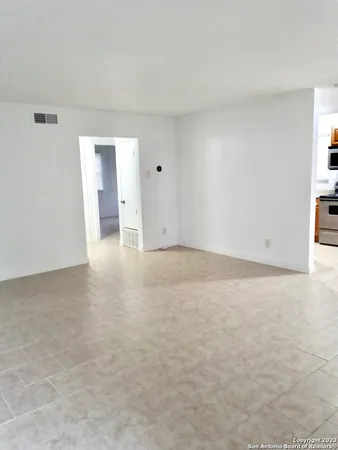 $1,150 | 755 Country Club Drive, Unit 4, Seguin, TX 78155