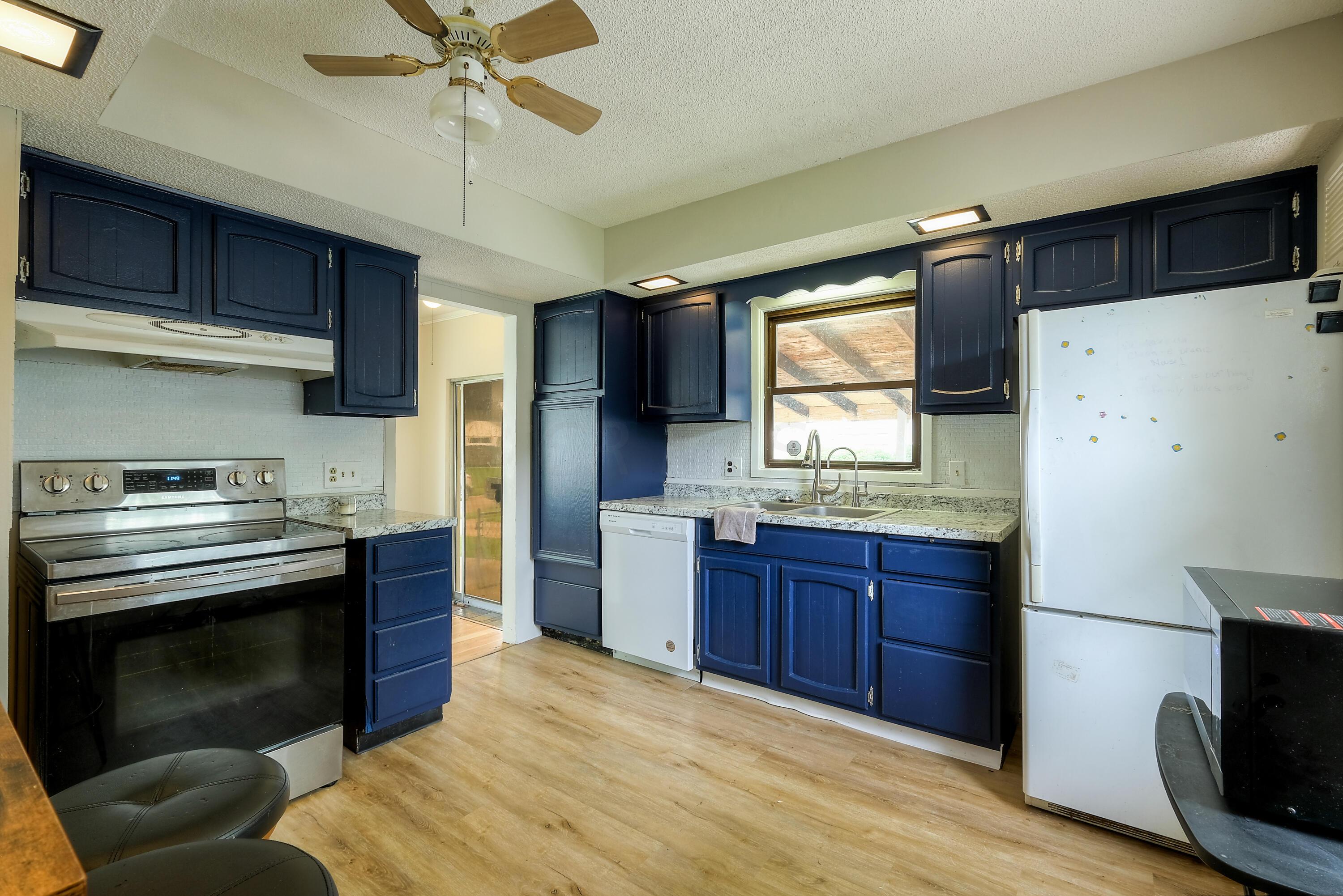 4611 Ludington Road Columbus, OH 43227 - Photo 9 of 27 Kitchen