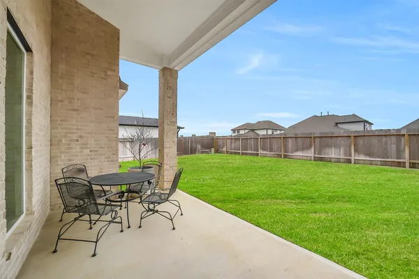 a view of a house with backyard and garden