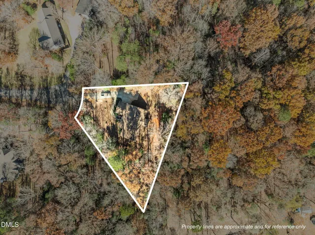 an aerial view of house with yard and lake view
