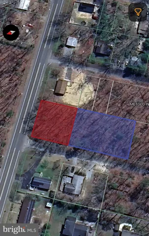 a view of a backyard with of water