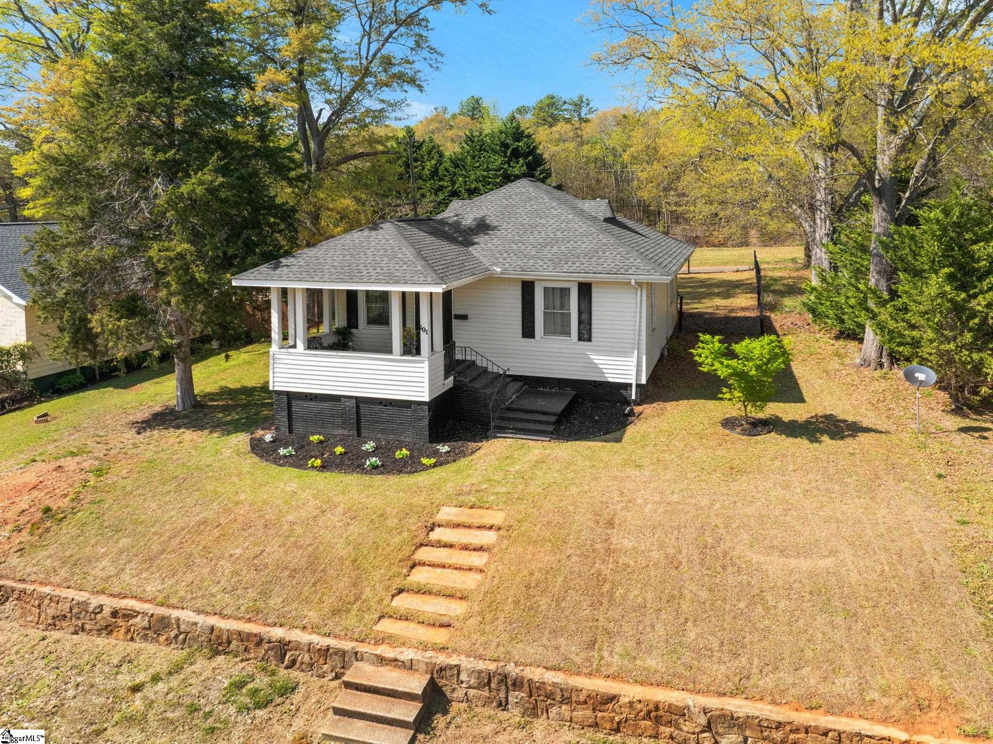 101 Lawrence Street Lyman, SC 29365 - Photo 2 of 28