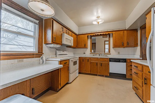 $260,000 | 214 North Maple Avenue, Minier, IL 61759