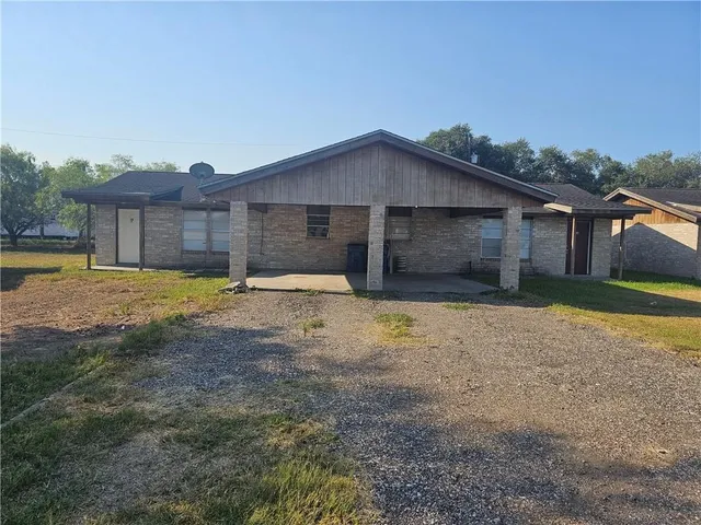 $900 | 1302 Johnson Street, Unit 2B, Woodsboro, TX 78393