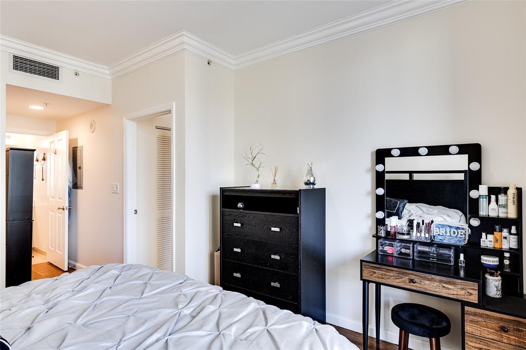 511 Southeast 5th Avenue, Unit 1022 Fort Lauderdale, FL 33301 - Photo 14 of 67 a bedroom with a bed and a closet