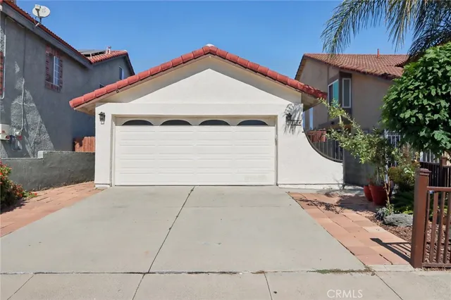 a view of a house with a yard and garage