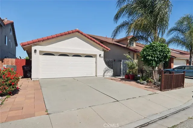 a view of a house with a yard and garage