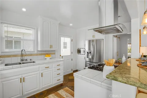 $2,690,000 | 424 South Meadows Avenue, Manhattan Beach, CA 90266