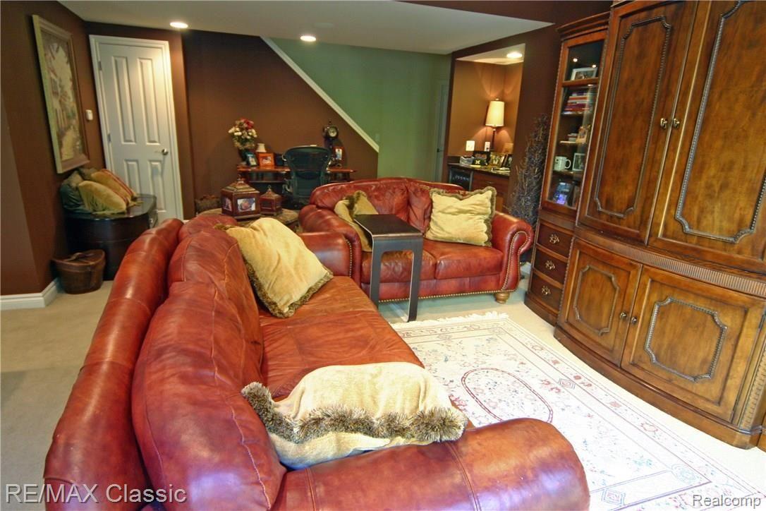 679 Mountain Circle Rochester, MI 48306 - Photo 17 of 30 Great spot for watching your favorite sports teams with both family and friends.