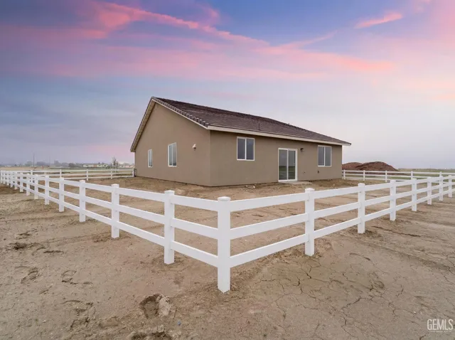 a view of a house with a backyard