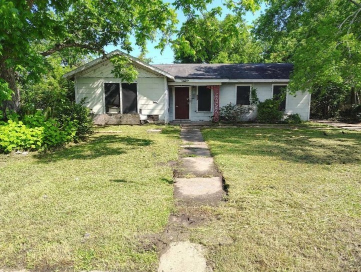 a front view of house with yard having outdoor seating
