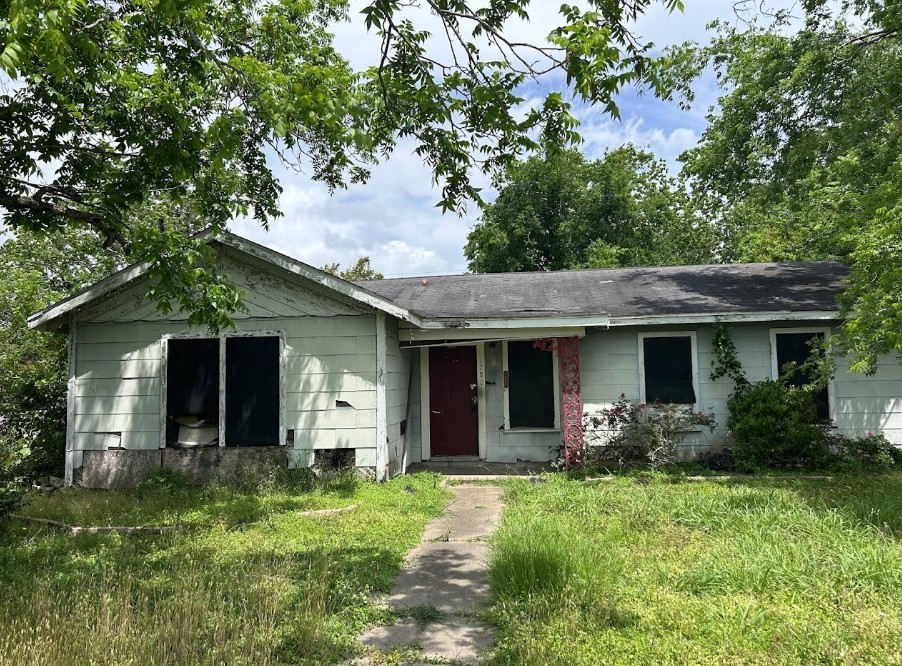 1780 Euclid Street Beaumont, TX 77705 - Photo 2 of 7 a front view of house with yard and green space